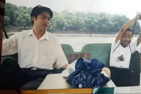 姚策最新童年照曝光，一脸幸福让人心酸，错位的人生何去何从？图片