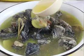 炖乌鸡汤时，很多人用错了方法，难怪不好喝还腥味重图片