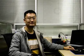 26岁上海交大青年研发仿生迷彩材料，有望用于战时装备与人员保护图片