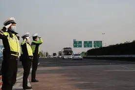 苏A0000警在此现身为了什么图片