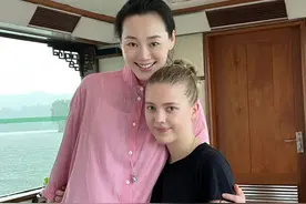 林依轮和妻子结婚26周年，带儿子儿媳一起庆祝，一家子很和谐图片