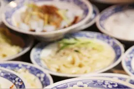 60岁大爷开小店，利用“卖凉皮送凉粉”，月收10万，女孩们都爱来图片