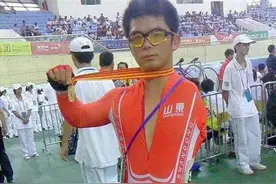 跌跌撞撞又怎样，我是个父亲！独腿独臂小伙努力的样子让人赞图片
