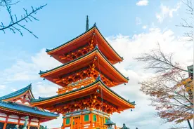 清水寺位于京都东部音羽山的山腰，是京都最古老的寺院图片