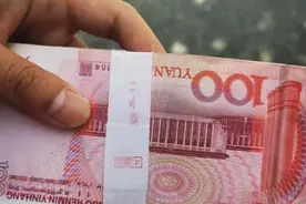 小区惊现1万元钞票！民警看了2小时监控锁定失主，对方却说“不是我的”图片