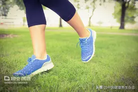 掉皮屑、渗出液体、瘙痒难忍、刺鼻难闻，足癣究竟如何根治？图片