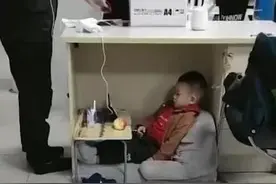 “超乖”萌娃陪妈妈上班火遍全网，懂事的背后，是爸爸的失职！图片