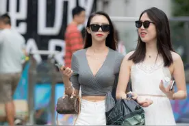 街拍：时尚女郎的穿搭秘籍，V领短打上衣搭配短裤，尽显气质之美图片