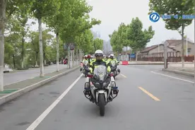 株洲醴陵：“铁骑”携手“骑士”宣传“一盔一带”图片