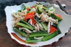 这个蘑菇是食用菌中的“金枝玉叶”，和它一起搭配炒，脆嫩鲜滑图片