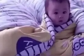 “不靠谱宝妈”走红，带娃哄睡不料自己先睡着，孩子的反应超暖心图片