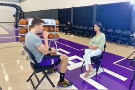NBA女神主播周玲安，了解一下图片