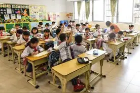学生时代，"最怕"被老师点名的三个瞬间，学生心里默念看不见我图片