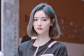 许佳琪私服照，琪花瓣印花T恤搭配蓝色头发，时尚感十足图片