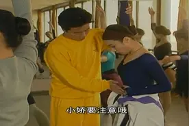 婆婆跟踪儿媳上班，发现儿媳和舞蹈老师有接触，婆婆当场愣住了视频封面