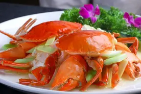清蒸螃蟹，先上锅蒸就错了，多加这一步，螃蟹不掉腿，还不流黄图片