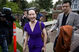 孟晚舟身陷囹圄，母亲在哪儿？前妻这一举动，暖了任正非的心图片