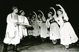 新疆老照片：1950年代的新疆舞蹈表演影像图片
