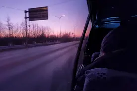 快递流水线上的夜间零工：一天睡四个小时，多是北漂中年人图片