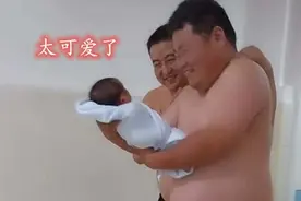 爸爸和舅舅抢着抱新生儿，网友：像“猪八戒”在看人参果图片