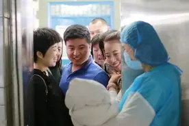 新生儿的“第一抱”有讲究，这5类人再亲也别往前凑，并非迷信图片