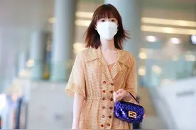 毛晓彤气质好甜美，黄色格子裙轻盈飘逸，齐刘海短发太减龄了图片