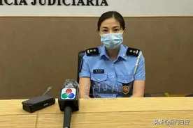 见短裤妙龄女起色心？猥琐男当街伸“咸猪手”图片