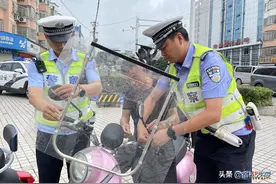 安徽宿松交警大队开展非法安装遮阳棚（伞）整治行动图片