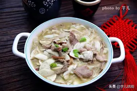 蘑菇炒肉这样做，简单美味，上桌被疯抢，肉片滑嫩蘑菇鲜，特下饭图片
