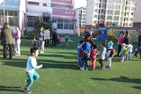 3岁女儿放学后，抓着裤子对妈妈说不能尿尿，脱下裤子后妈妈哭了图片