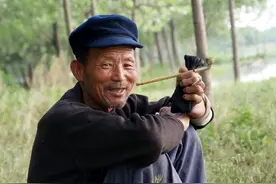 哥哥临终前想埋进祖坟地里，弟弟拒绝：不行，骨灰随便扔了吧图片