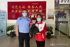 民警巡逻途中捡到黑色背包 第一时间物还失主图片