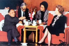 1982年，撒切尔武力威胁拒还香港，邓小平说：毛主席早料到这一天图片