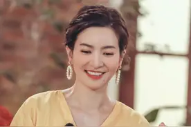 她演小燕子，戏外却和尔康结婚生子，今穿黄色连衣裙，复古减龄图片