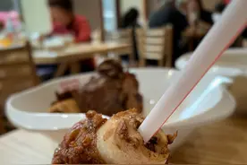 哈尔滨：道外区中华巴洛克街区的大骨棒专业户图片