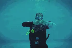 教你怎么入手一张潜水证图片