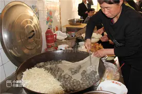 西安游客去榆林旅游，发现大街小巷都卖这道美食，听了名字被逗笑图片