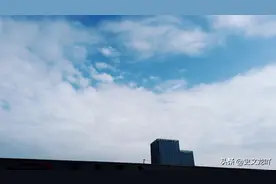片片白云似棉花在蓝蓝天空中悠悠飘动，不禁想摸它一下图片