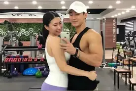 42岁阿姨撩走25岁肌肉男，果然女人保养好，老公在高考图片