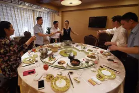 酒桌饭局上，混得越差的人越爱显摆这3样东西，实则容易被人看低图片