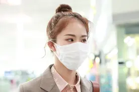 婧妹徐紫茵扎丸子头俏皮可爱 碎花衬衫搭西装复古味十足图片