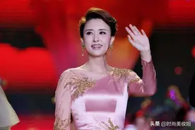 40岁张蕾身材真丰满，穿粉色缎面连衣裙凹凸感好强，美得高级精致图片