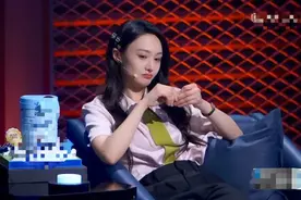 郑爽上《脱口秀》被指没文化，讲评全程敷衍，最后干脆踩凳玩手图片