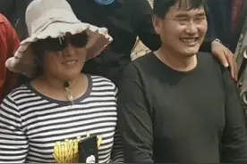巩俐外出逛街被偶遇，身材走形皮肤黝黑，看起来确实和大衣嫂很像图片