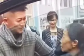 杨志刚缅怀干妈张少华，回北京为其送终，曾亲自接张少华出院图片
