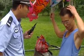 成都男子骑车卖气球被交警拦下：老婆跟人跑了，羡慕陈冠希和柏芝图片