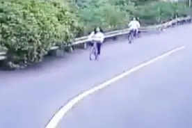 女孩骑单车去景区游玩，下山的时候路过U型弯，不慎摔下山崖身亡视频封面