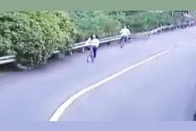 女孩骑单车去景区游玩，下山的时候路过U型弯，不慎摔下山崖身亡视频封面