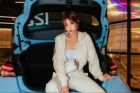 泫雅的脸、卡戴珊的身材，这个女赛车手也太不简单了吧图片
