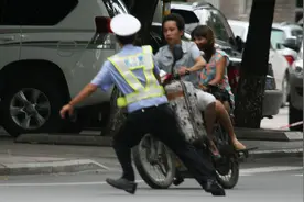 外卖小哥骑国标车被罚，原因是动了车，网友：上牌了还得遵守规定图片